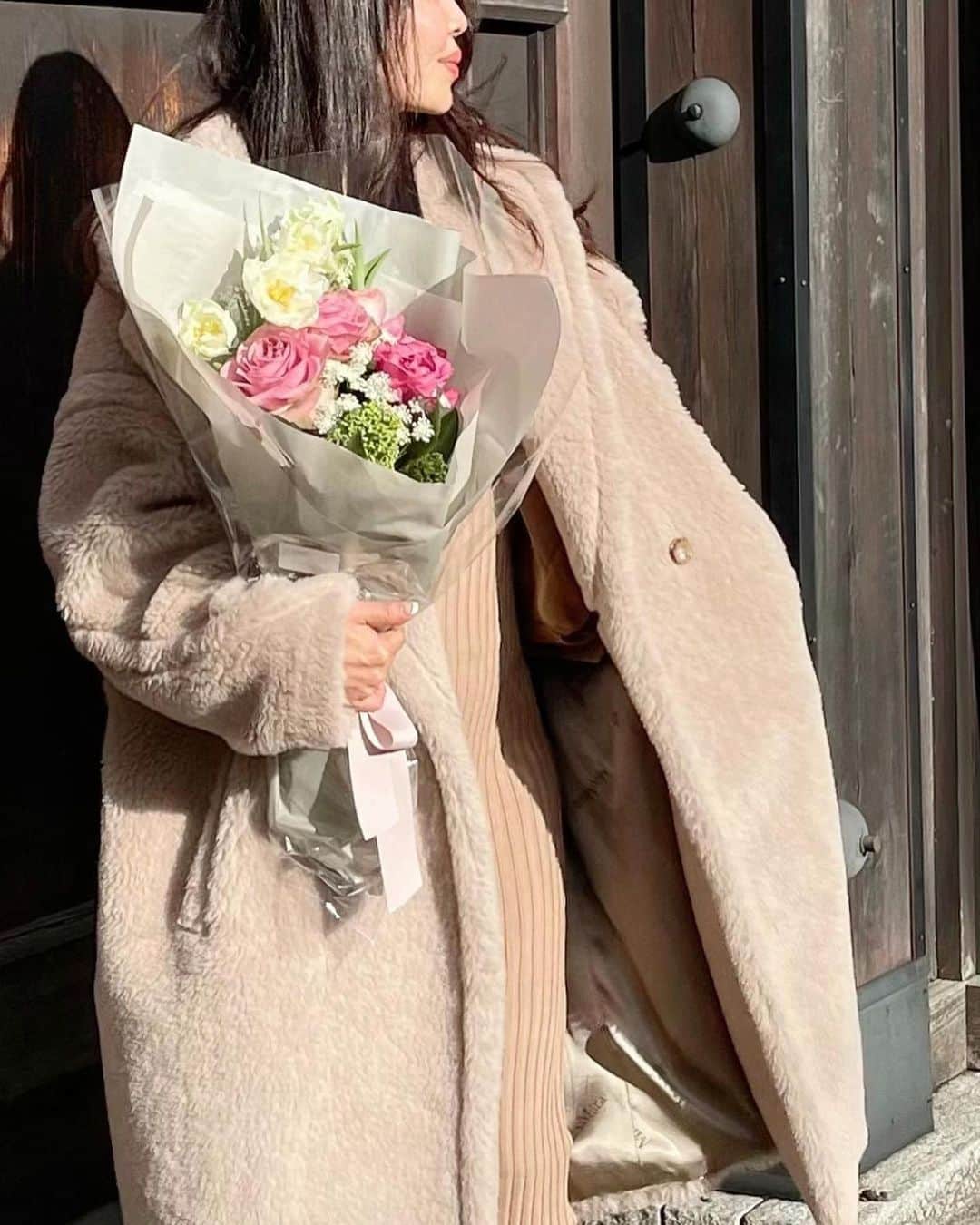 のインスタグラム：「昨日は久しぶりに会いたかった 2人トモカちゃんと仁美ちゃんと ランチ🍴  改めて準グランプリおめでとう ございます✨と2人が綺麗な 花束をくれました🥰  一緒に仕事してるころは よく長時間熱く語り合ったなぁ🔥  夜中までかけてみっちりする セール準備中、みんなで夜中に 食べるなか卯の牛丼美味しかったなぁ✨  どれもこれも私にとって大切で 思い出すたびちょっと笑ってしまう キラキラした良い思い出です☺️  トモカちゃんの入院に闘病生活、 コロナなどで中々会えなかったけど その分、心の距離はいつもより もっと近くにいられた気がする💛  心から愛おしく思える人がいるのって 幸せやなって最近つくづく思う💛  #Repost @db_tomoka ・・・ LINEしたりインスタで話したり Showroomで話したり、 ずっと連絡は取っていたものの 忙しかったり、コロナ禍だったり、 病気だったりいろいろで なかなか3人揃って集まれなかった。  それがやっとやーーっと 今日叶って、 ほんまにほんまに嬉しかったです💕  ふたりは私にとって特別な人。  一緒に居ると、 いつも良い刺激をもらえるし、 勉強になるし、 楽しいし、ほんま、笑ってばっかり。  DBがあった約8年間、 山あり谷あり。 いろんな事を一緒に乗り越え、 歩んできた同志であり、 人生の先輩たちだから。 一緒に居ると ものすごく居心地が良くって ありのままの自分でいれるし 心も温まるし元気になれる！  そんな2人と出会えて良かったなー💕 出会いに感謝💕 エミさん、ひとみさん ほんまにいつもありがとうございます。  @emipaine  改めて、美魔女コンテスト 準グランプリおめでとうございます💕  #花束を君に  #flowers  #美魔女コンテストファイナリスト  #おめでとう」
