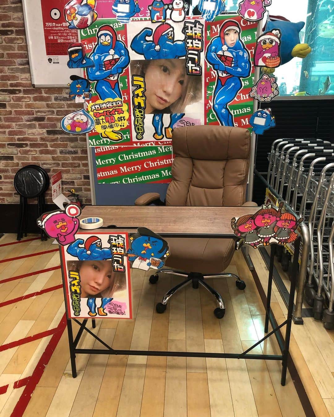 琥珀うたさんのインスタグラム写真 - (琥珀うたInstagram)「. . 年内ラスト、ドン・キホーテ2days 会いに来てくれた皆様ありがとうございました☺️🙌🏼 ドン・キホーテさん、大変お世話になりました🤗 . . #event #イベント #ドンキホーテ  #donquixote #メガドンキ  #渋谷 #shibuya #銀座 #ginza」12月31日 12時07分 - uta0214khk