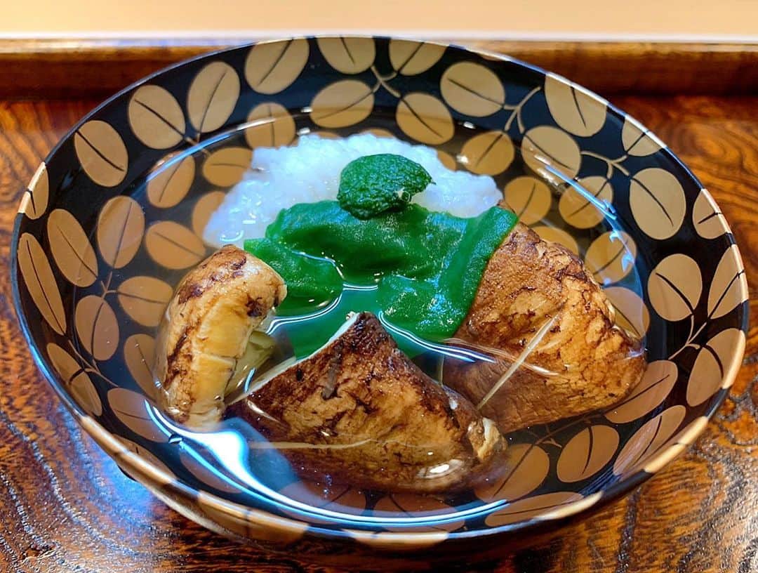 百合華さんのインスタグラム写真 - (百合華Instagram)「京都祇園にあるミシュラン二つ星の和食割烹『割烹 千ひろ』にてディナータイム②🥰  お出汁が透き通っていてとっても美しいお椀物にはプロによる熟練の技が光っておりました✨✨✨  大胆な事はせずに食材の個性を活かす引き算の美学💋  本格的な正統派の京料理を心ゆくまで堪能させて頂き幸せいっぱいで御座います💖  #japan #日本 #kyoto  #京都 #祇園 #michelin2stars  #ミシュラン二つ星 #和食割烹 #割烹 #京料理 #割烹千ひろ #和食 #季節の食材 #素材の個性 #引き算の美学  #正統派 #旨く #美食 #美食家」12月31日 12時10分 - yurika.lovelily