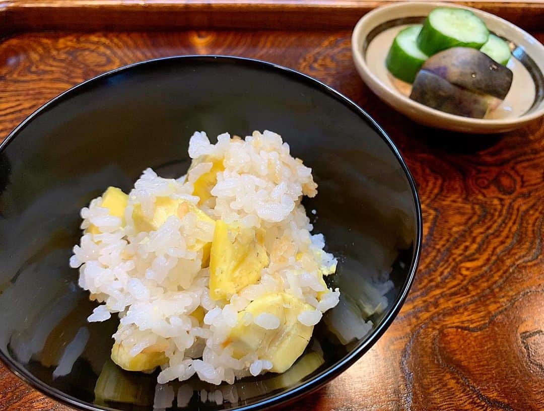 百合華さんのインスタグラム写真 - (百合華Instagram)「京都祇園にあるミシュラン二つ星の和食割烹『割烹 千ひろ』にてディナータイム②🥰  お出汁が透き通っていてとっても美しいお椀物にはプロによる熟練の技が光っておりました✨✨✨  大胆な事はせずに食材の個性を活かす引き算の美学💋  本格的な正統派の京料理を心ゆくまで堪能させて頂き幸せいっぱいで御座います💖  #japan #日本 #kyoto  #京都 #祇園 #michelin2stars  #ミシュラン二つ星 #和食割烹 #割烹 #京料理 #割烹千ひろ #和食 #季節の食材 #素材の個性 #引き算の美学  #正統派 #旨く #美食 #美食家」12月31日 12時10分 - yurika.lovelily
