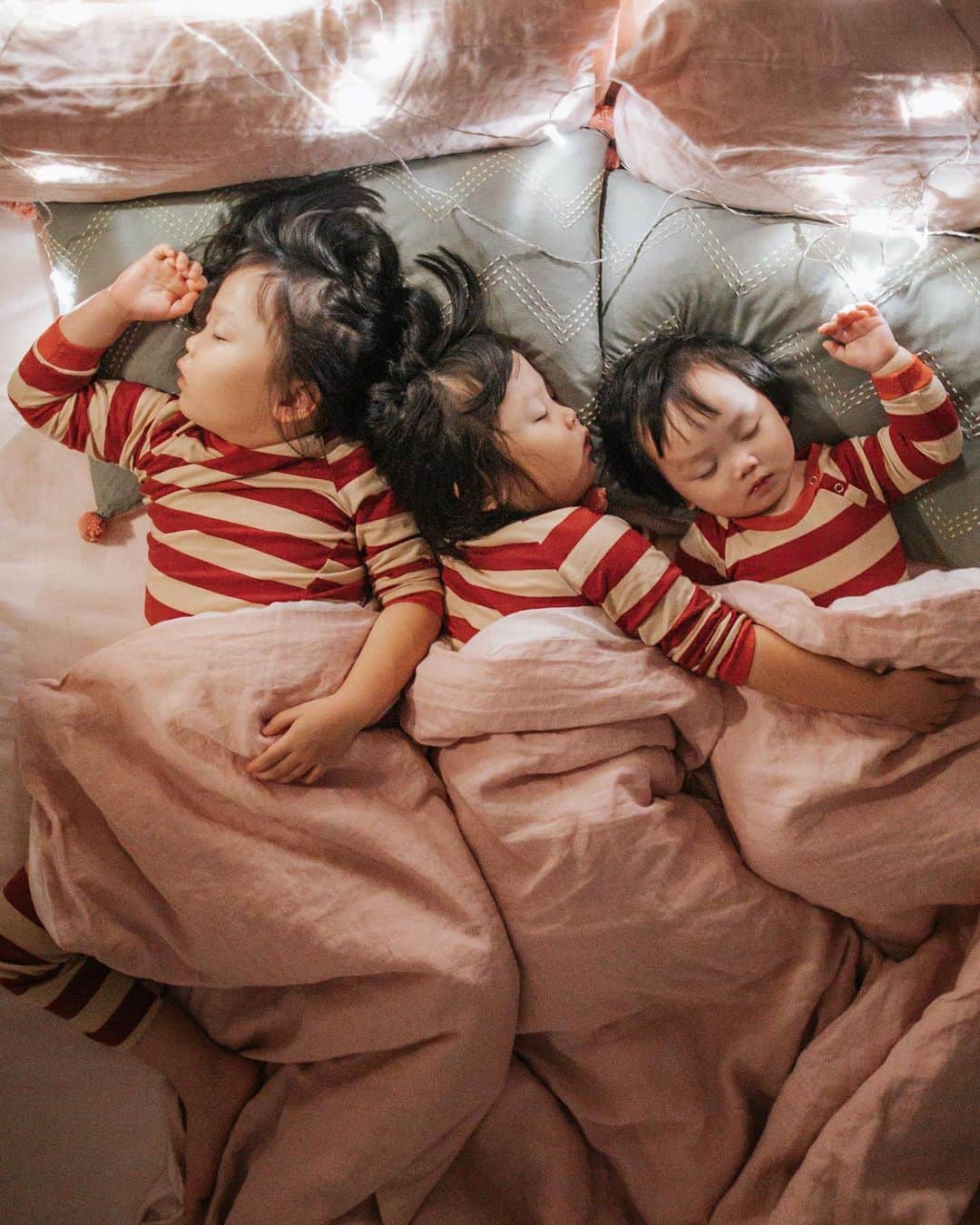 MOMOツインズのインスタグラム：「Wake us up when 2020 ends... #snooze #bye2020」