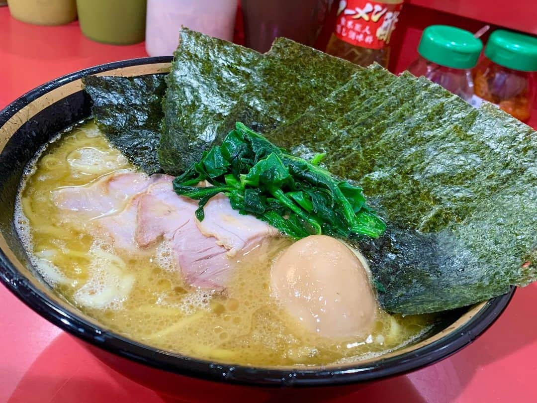 わっきーさんのインスタグラム写真 - (わっきーInstagram)「家系総本山「吉村家」でラーメン納め。 1時間並んだけど、やっぱりここはうまいなぁ。 初めて食べたのが今から16年前か。 変わらず大人気でした。  #家系総本山  #家系総本山吉村家  #家系 #家系ラーメン #吉村家 #横浜ラーメン #横浜グルメ #行列 #行列のできる店  #麺スタグラム  #ラーメン #らーめん #中華そば #豚骨ラーメン  #豚骨醤油ラーメン  #ラーメン納め  #youtube #youtuber #ユーチューブ #わっきーtv #わっきー #食レポ #飯テロ #飯テロ動画」12月31日 12時22分 - makoto_ishiwaki