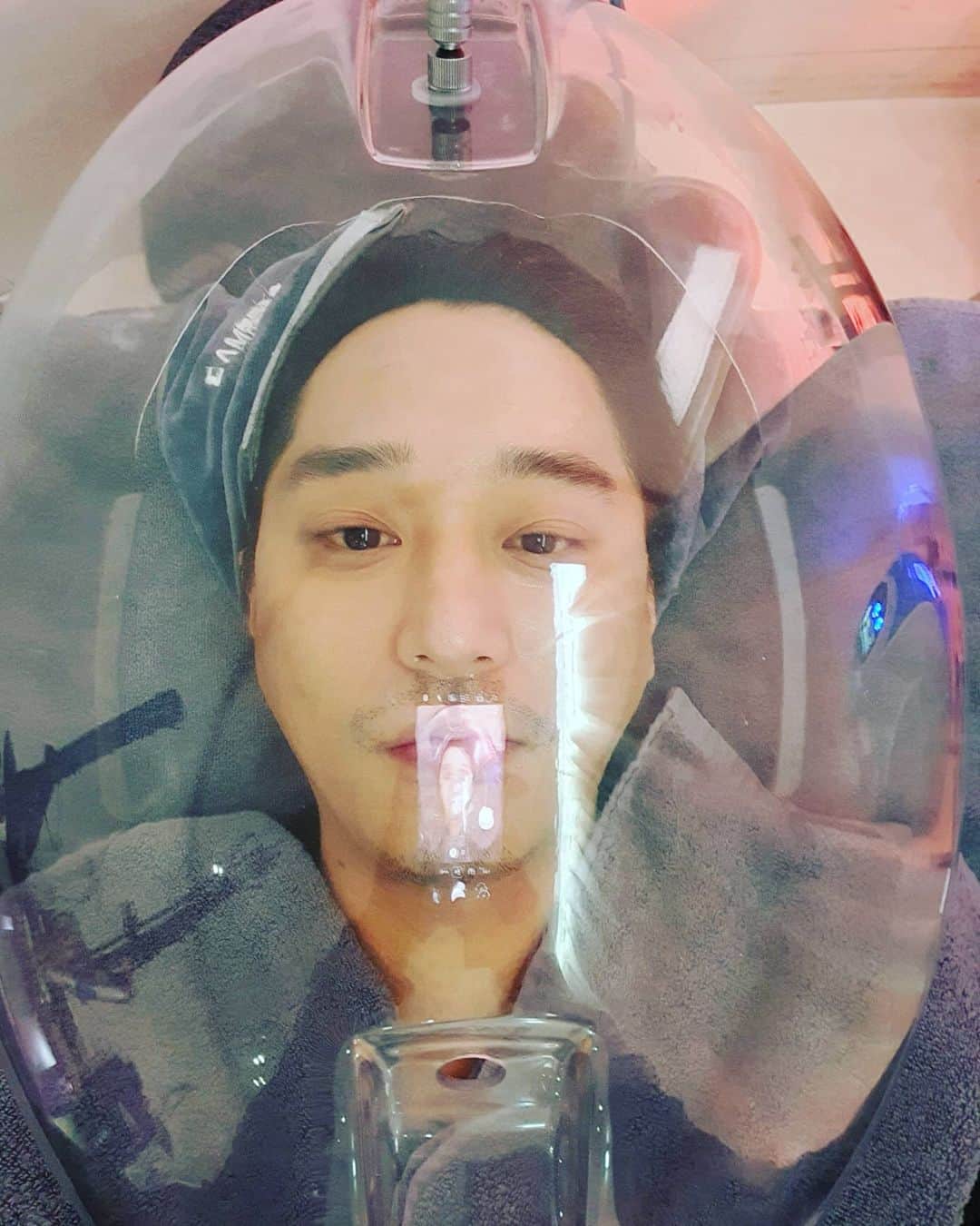 ホ・ジョンミンのインスタグラム：「1년전 이맘때 새해에는 좀더 많이 귀기울여듣는 허정민이 되겠습니다 라고 했는데 의도치 않게 모두가 마스크를 쓰고 사회적 거리를 두게 되어 사람들의 말을 잘 못들었네요 내년엔 코로나가 사라져서 마스크를 벗고 서로 마주보며 토론을 하고 싶네요 모두들 새해 복 많이 받으세요」