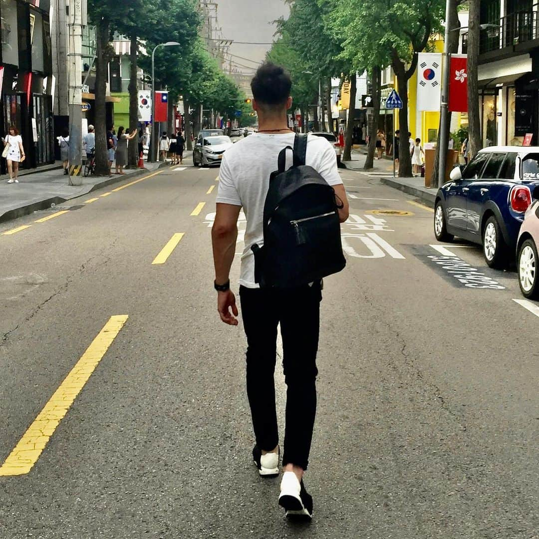 ルーディ・リンのインスタグラム：「2020...has been a long and trying journey, how are you all going to walk out the last few steps??? #nye #bye2020 #walkinginto2021 #newyearnewgoals #新年快樂」