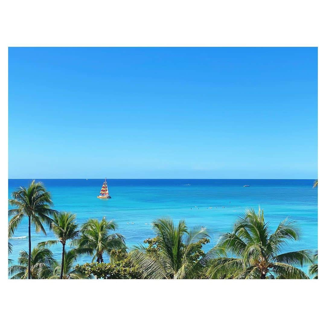 荒川れん子のインスタグラム：「December in Waikiki⛵️ 12月のワイキキ。 . . #hawaii #waikiki #beach #blue #yacht #ocean #paradise #december #luckywelivehawaii #aloha #ハワイ #ワイキキ #海 #青 #空 #ビーチ #12月 #日々の暮らし #仕事」