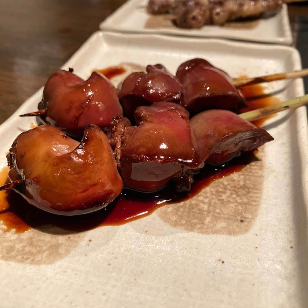 岡田祐佳のインスタグラム：「ひない小町 渋谷店   レバ最高👍  レバ好きなあたしを虜にしちゃいました❤  綺麗な店内、気遣い心遣いが行き届いてるスタッフさん達。  渋谷とは思えない静かで大人な店内。 こちらもおすすめなお店です。  まじ美味しかった！！ 卵焼き食べ損ねた！！ 写真も撮れてないの沢山あるし😭 きりたんぽとかも食べてみたい🤤  でも、レバメインでまたいくぅ❤w  あ！なんか、お一人様でも行きやすい 夜ランチとかもあるみたい！行かねばw   #ひない小町  #渋谷店  #渋谷グルメ #焼き鳥  #きりたんぽ #秋田 #秋田グルメ #おひとり様 #レバー  #数量限定 #串焼き」