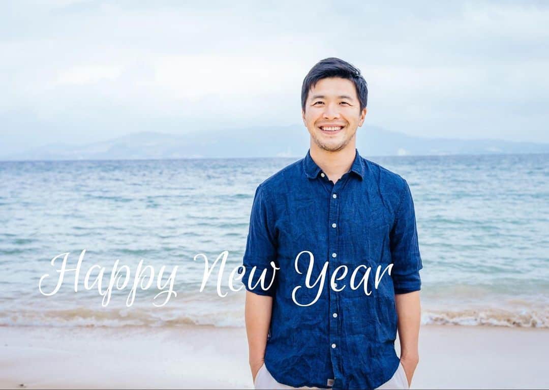君島良夫のインスタグラム：「2020年で人間は更に進化したから、2021年は皆さんにとって最高の年になるよ。そう信じた人がそうなる！しらんけど。 皆さん、今年も大変お世話になりました。ありがとうございました。2021年もより健康に過ごしましょう。  2020-2021 Happy New Year Thank you for the support everyone. All the best wishes in 2021.」