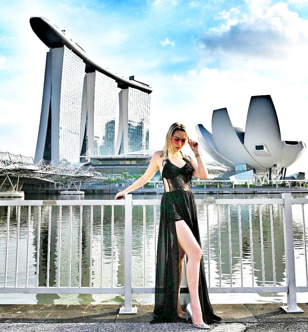 Nicole Chenのインスタグラム：「Happy New Year 2021! May God bless us all! #happynewyear2021 #2021goals #2021calendar #2021sg #singaporelifestyle #photoshootsg #photoshootideas💭  Photos by @heyitsnicole.sg」