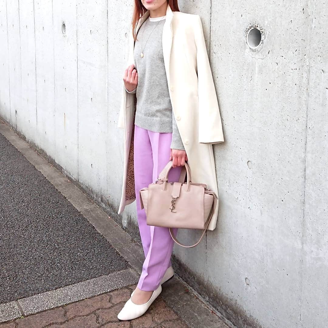 nori0620のインスタグラム：「この時期こそ、 ライトカラーのアイテムに目がいきます♪  #ニット @uniqlo_jp #パンツ @zara #シューズ @gu_global #バッグ @ysl   #instafashion#fashion#code#outfit#カラー#冬コーデ#着回し#uniqlo#uniqloginza2020fw#ユニクロニット族#ニットコーデ#カシミヤクルーネックセーター#ママコーデ#ママファッション#プチプラコーデ#locari」