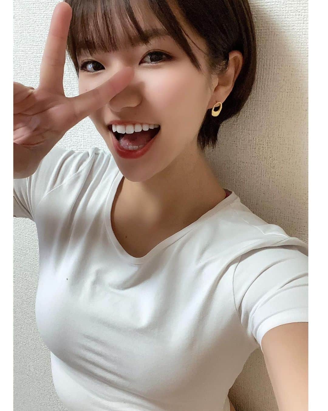 ほなみのインスタグラム：「. 2020年沢山の方に出会えて 応援していただけて本当に幸せでした😊 私自身とても変化のある一年でした☺︎ . 一度立ち止まって、 何がしたいんだろうって悩んだ事もあったけど、 〝自分がしたようにしかならない〟と 改めて思いました。 幸せになるのも夢を叶えるのも実はとてもシンプル❣️ . でも忘れてしまうよね。 目まぐるしい毎日に一日を終えるのが精一杯 みんなそうだと思うんだ〜 これに気付けたのは今年だったからだと思います。 起こること全てに意味があるね😊 . 来年は今取り組んでいることを深めて❣️ 皆さまのお力になれるように頑張ります💕 . 本当に見守ってくださっている皆さまの おかげだよ〜〜いつもありがとう♡🥺 . 1年間お疲れ様でした☺︎ 良いお年をお迎えください🎍♡ たくさん食べて、 休んで心も身体も充電してね☺️ . 私は今からニトリに行って〜 夜は焼肉とお蕎麦です✌️♡しあわせ . 素敵な一日を💕」