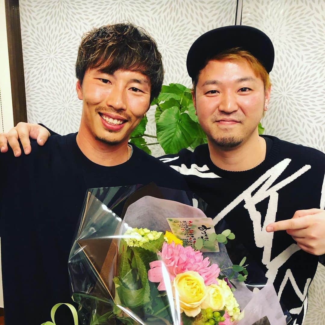 のインスタグラム：「【新たな挑戦】 昨日は高校の先輩‼︎そして幼稚園の時からお兄ちゃん的な存在の上田剛史さんのお疲れ様会に参加させてもらいました‼︎ 14年間という長いプロ野球生活に終止符を打ちました‼︎ 　 　 　　 　 剛史さんが居たからプロ野球という場所に現実味を持ち目標が出来た存在の方です‼︎‼︎‼︎ 　 　 こんなにも周りの人に愛されてるんだなと改めて感じました‼︎‼︎ 　 　 新しい挑戦としてYouTubeをやられてます‼︎ プロ野球ファン、野球ファンは見ないと損するチャンネルだと思う✨ そしてこれからの上田剛史の成長もみしてくれるチャンネルです‼︎‼︎ 　 　 自分も負けないように新たな挑戦に向けて頑張ります！ 　 　 　 　 そして今年１年間お世話になりました コロナという恐ろしいウィルスの中なんとか乗り切りました！ これも皆様のおかげです‼︎‼︎‼︎ 　 　 　 来年もどうぞよろしくお願い致します🙇‍♂️ 　 　 良いお年をお迎えください✨✨      #上田剛史 #渡邊雄貴 #岡山 #関西高校 #関西高校野球部 #東京ヤクルトスワローズ #横浜#関内 #BAR#fortyfour #YouTuber」