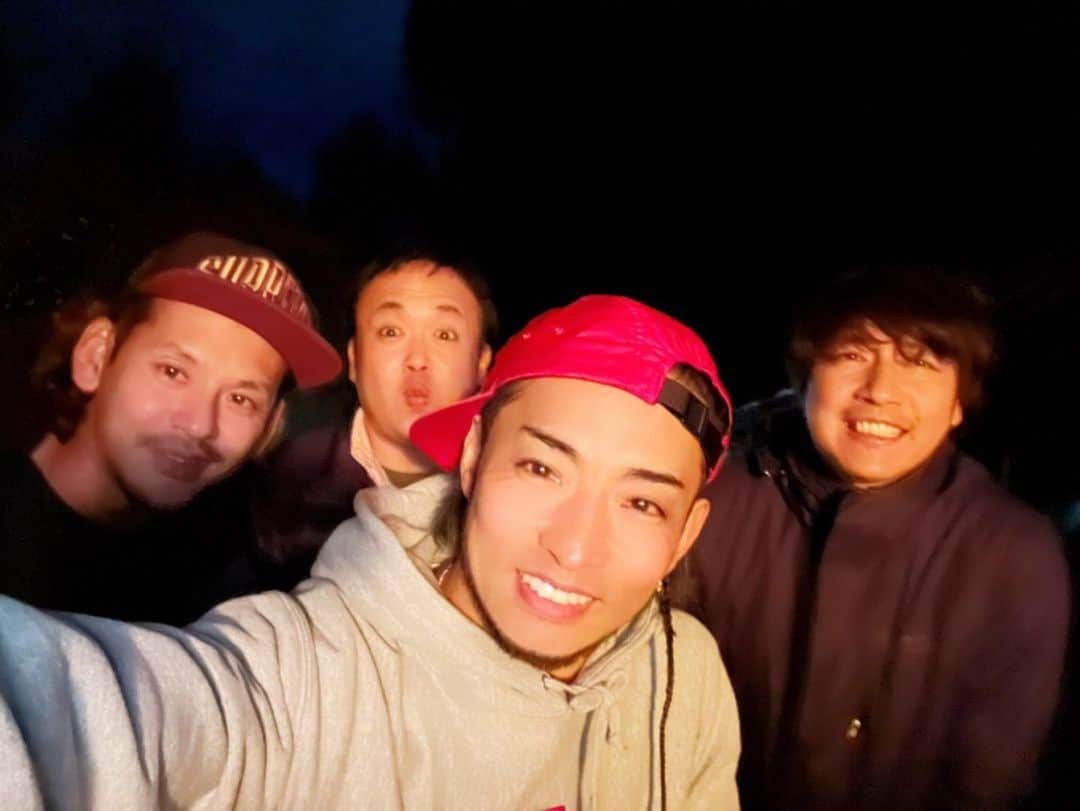 ジュンペイさんのインスタグラム写真 - (ジュンペイInstagram)「. あいのり男メンバーBBQ . メンバー内で一番俺を理解してるだろー嵐と . あいのり時代、俺の入れ替わりと思えないくらいイケメンのコージと . ホンマに隅から隅まで気を遣える後輩、まっつん . いきなりマリッジ4のアキオ君も来る予定やったけど . 急遽、予定が入り今回は会えずでしたー . BBQ会場はまっつん宅 . 名古屋の方ってのだけ聞いてたので . 西方面に滑りに行けば帰りに寄れるなー思って . 奥伊吹に行った帰りに寄ることに . 奥伊吹から名古屋は1時間くらい . そない遠くないなー思ってたらえらい事に . とりあえず、まっつん宅はめっちゃ山の中でしたw . でも、自然に囲まれてて . まっつんが優しい性格に育ったのがわかる場所でした . そんなわけで . いくらでも出てくる思い出話 . ずっと語り合っていたくなる仲間 . 何年経っても変わらない絆 . こーゆー時ってホンマに時間が止まればいーのに . って思えるよね . 寒い中、暖を取りながらの真冬のBBQ . 真夏のBBQとはまた違った良さがあったね . またやりたいな . そんなわけでこれからも宜しくな . イツナロウバ✨ . #あいのり #あいのりメンバー #いきマリ #いきなりマリッジ #真冬のBBQ」12月31日 12時34分 - kk_jayp