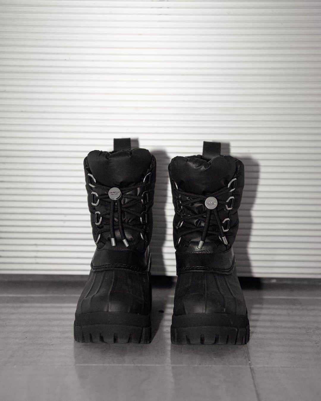 MARISのインスタグラム：「Thank you @revolve for such cool boots 🖤 Love @ragandbone 🖤 I’m so ready for snow already ⛄️  @revolve で年末セールやってるから見てみてね❤️ プロモーションコードいれたらさらに20%offだって❤️ 年末セール ファイナルセールアイテムからさらに20%OFF 期間: 2020年12月29日 5 pm - 12月31日  4:59 pm プロモーションコード: FUCK2020     #revolveme #revolve #shoes #boots #ダウンブーツ #リボルブクロージング #gift #cool  #snowboots #fashion  #2020 #thankyou #next #newyearseve  #20201231」