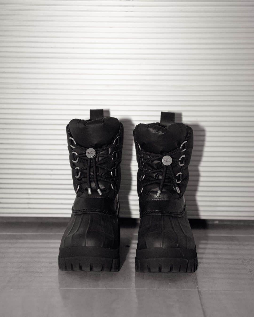 MARISさんのインスタグラム写真 - (MARISInstagram)「Thank you @revolve for such cool boots 🖤 Love @ragandbone 🖤 I’m so ready for snow already ⛄️  @revolve で年末セールやってるから見てみてね❤️ プロモーションコードいれたらさらに20%offだって❤️ 年末セール ファイナルセールアイテムからさらに20%OFF 期間: 2020年12月29日 5 pm - 12月31日  4:59 pm プロモーションコード: FUCK2020     #revolveme #revolve #shoes #boots #ダウンブーツ #リボルブクロージング #gift #cool  #snowboots #fashion  #2020 #thankyou #next #newyearseve  #20201231」12月31日 12時39分 - marristea