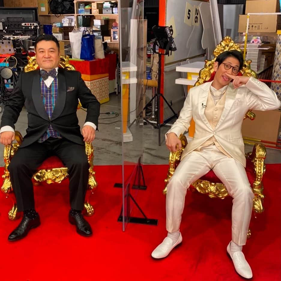 柴田英嗣のインスタグラム：「良いお年を！  #世の中的には大変な年だったよね。 #自分的にも大変な年だったと思う。 #事務所はそりゃもう壊滅的に大変な年だったと思う #いや大変だったと断言しようwww #来年は全て良くなれ！ #皆さん良いお年を。」