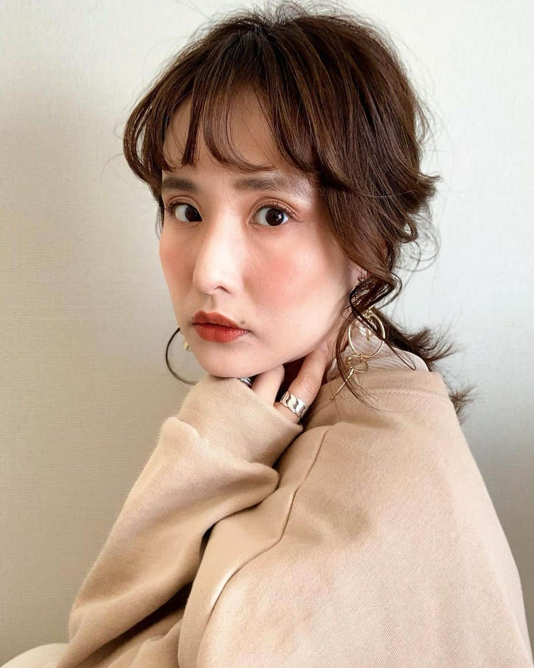 宮崎真梨子さんのインスタグラム写真 - (宮崎真梨子Instagram)「‥ 今年最後のエステ💆‍♀️ ずっと気になっていた「ソニックフィット(@rillee_on )」を受けに【リリーオン渋谷明治通り店(@rilleeon.shibuya02 )】に行ってきました♡ ∵ 個人的に良かったところは、お顔と首がセットになっているので、首もしっかりケアしてもらえるところ！あと、カウンセリングで細かくお悩みを聞いてもらえるので、1回で凄い効果を実感できました。  面長と左右のフェイスラインの違いが気になっていたんですが、頬が引き上がって顔が丸く見えるようになったのは凄い嬉しかった♡ ∵ 小顔やリフトアップだけではなく、コラーゲン生成や肌質改元、脂肪減少などの効果も期待出来るそうなので、これはまた受けたいなぁと思いました♡ ∵ 気になった方、めちゃくちゃオススメなのでぜひチェックしてみてください♡ ∵ ∵ #リリーオン #ソニックフィット #小顔 #リフトアップ #渋谷明治通り #小顔ケア #エステレポ #小顔になりたい #エイジングケア #スキンケア #ミヤマリ #vocest #vocemagazine #美容ブロガー  #インフルエンサー #超未熟児ママ #ママ #男の子ママ #美容好きなママと繋がりたい #美容好きさんと繋がりたい」12月31日 12時41分 - miyamari92