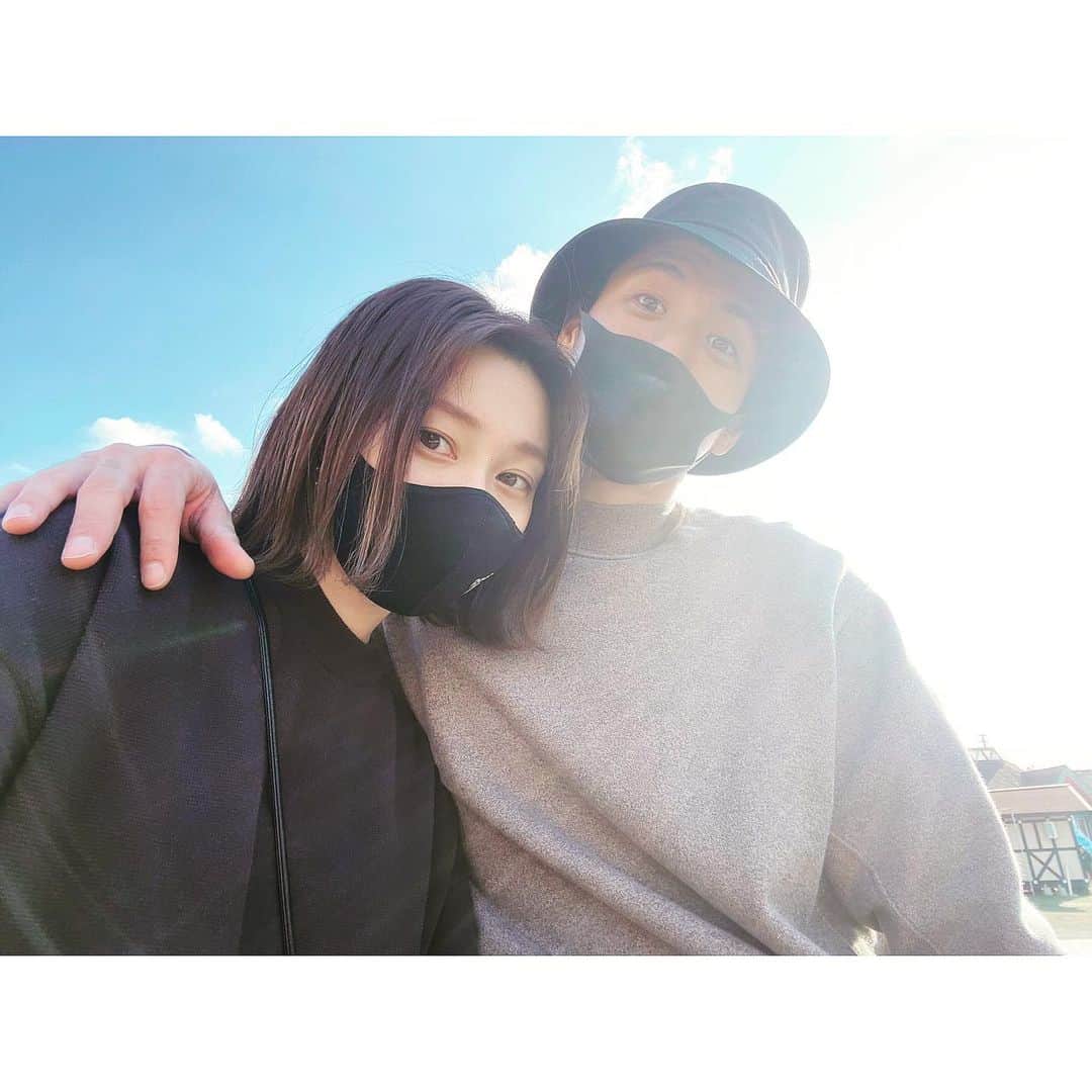 のインスタグラム：「楽しかった2020‼︎ コロナの恐怖や悲しいニュースがたくさんあったけど、大切なこと感謝する気持ちを改めて認識させられた気がする。 大きな病になることもなく、 元気…いや、元気すぎな我が子たちに親たちついていくの必死‼︎笑 でもそれが楽しかったこれからもたくさん予想つかないことたくさんしてアタフタさせてね、凛廉💛 2020関わってくれた方々有難うございました♪ 明日からは楽しみなことがたくさんな2021だ‼︎  #2020 #2021」