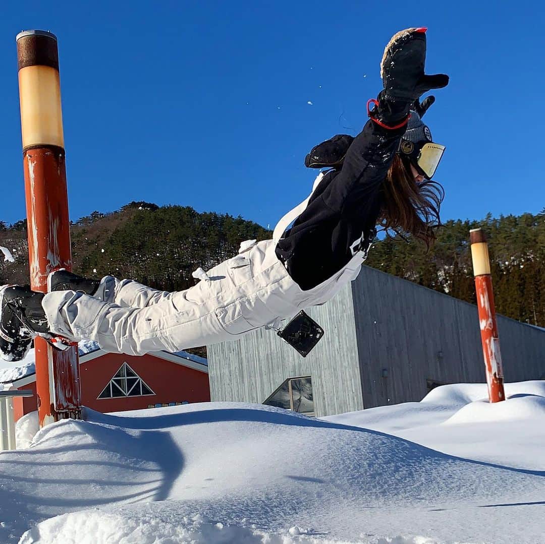 MAIMAIのインスタグラム：「2020年雪山乗り納め！🏂 海もいいけど山もいいね🗻 2021年いろんな人と行きたいな〜🏂 沢山お誘い待ってます( ˙꒳​˙ )✌️ もちろん海も🏄‍♀️✨  #スノボー女子  #スノボ  #ビブパンツ  #うまくなりたいな  #なかなか出来ない  #カービングターン  #カービング  #来年の目標  #グラトリ練習中  #カービング練習中  #横乗りスポーツ  #横乗り女子  #サーフィン女子  #3s  #snowboarding  #snowboardgirl  #snowboard  #carvingturn」
