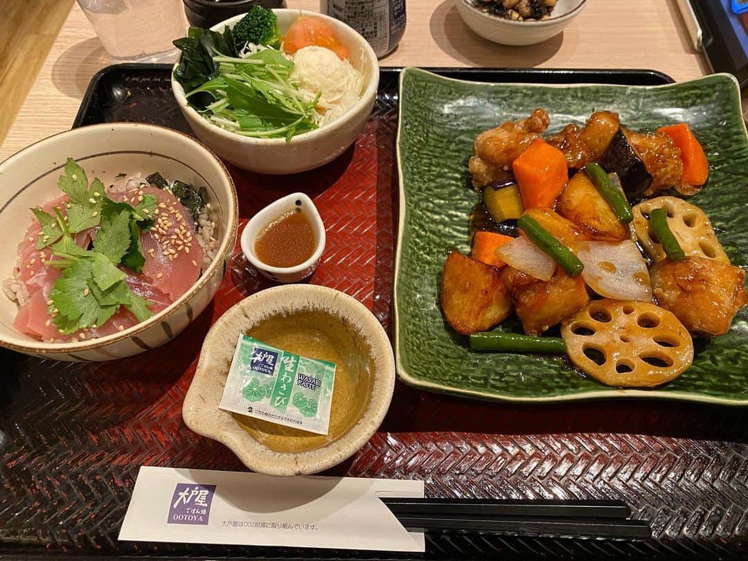 岡田祐佳のインスタグラム：「大戸屋！！  久しぶりの大戸屋に サクッと行った。  お買い物途中にお腹がすいたあたし達。 2人で頼みすぎた😅  そんな12月のある日の晩御飯でした。  #大戸屋 #牡蠣フライ #酢鶏 #かつとじ #ボリュームありすぎた #ごめんなさい #残してしまいました #頼みすぎた #サクッと」