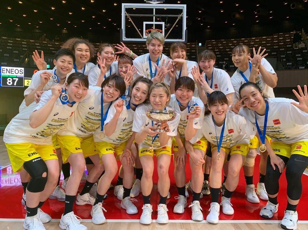 岡本彩也花のインスタグラム：「2020年もありがとうございました🙇‍♀️ . 個人的には正直一番苦しかった年だなぁと。 . でも違う発見があったり 自分自身が成長できたり…。 色んな事を考えさせられるような年になりました！ そして何より皆さんの応援が凄く自分達のパワーになるんだなと改めて感じれました✨ 本当にありがとうございました！ . . 2021年はチームとしても 個人的にもレベルアップをした姿をお見せできるように頑張ります！ 今後もENEOSサンフラワーズをよろしくお願いします🙇‍♀️ . . #2020.12.31 #ENEOSサンフラワーズ #総力走力 #ピンチはチャンス‼️」