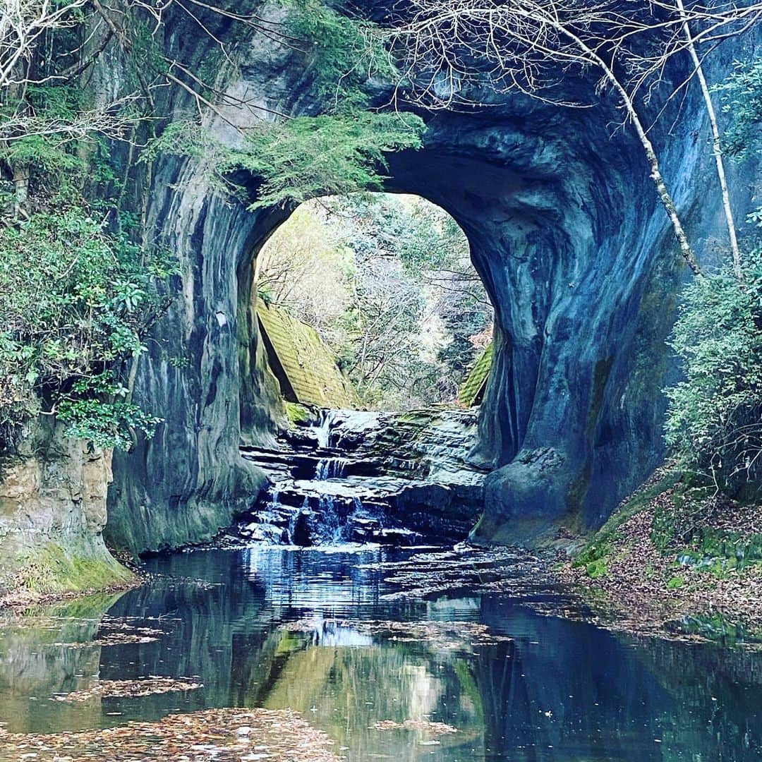 小林 ディスカスさんのインスタグラム写真 - (小林 ディスカスInstagram)「先日は、 濃溝の滝へ🍁 水も少なく、 紅葉も終わってしまっていたけど、 来たい場所をこれて最高テンションでしたっ！！ 👱🏽‍♂️💙💙💙🙋🏼‍♂️ 来年はコロナ禍ではなく、 夏くらいに来たいっ子テンション🙆🏼‍♂️  #tokyo #japan #chiba #濃溝の滝 #パワースポット #東京」12月31日 12時56分 - discus_kobayashi