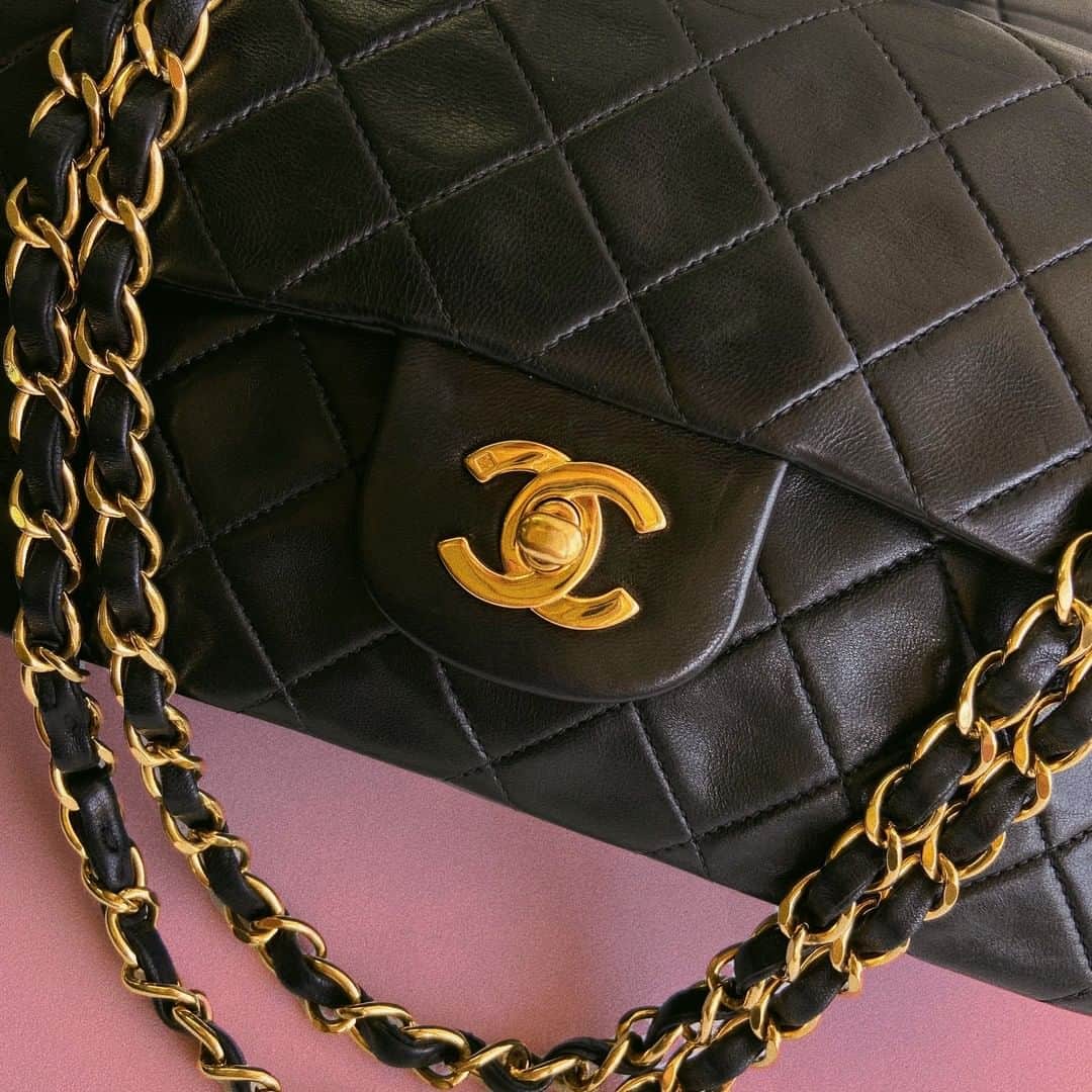 vintage Qooさんのインスタグラム写真 - (vintage QooInstagram)「Always right choice : Chanel classic flap  皆様ご存知ですか？ #CHANELバッグ の金具の素材は2008年以前までは金具は24Kゴールドプレートでしたが、2008年のクルーズコレクションからは生産を中止しております。 当店では2000年以前の #ヴィンテージシャネル のみを取り扱っているので、当店のシャネル バッグの金具は全て24Kゴールドプレートのものです😉  Before late 2008, Chanel bags with gold-colored hardware were plated in real 24K gold. And we have only Chanel bags which were made before in the 2000s😉  #vintageqoo #chanelvintage #classicflap ------------------ 年末年始の期間中は全てのカスタマーサービス(配送、お問い合わせのご対応)が休止しております。再開は1月4日からとなりますのでご了承くださいませ。  All our customer service (delivery, response to inquiries) suspended in new year holiday week. Please note that it will be resumed from January 4th.」12月31日 12時57分 - vintageqoo
