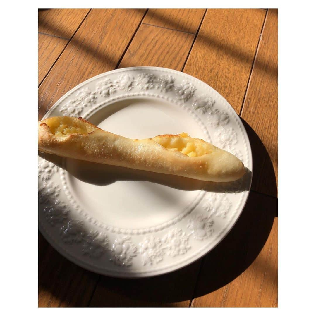 理絵さんのインスタグラム写真 - (理絵Instagram)「今最後のポワンエリーニュさん  2020年も美味しいパンをありがとうございました🤍  ここのパンは私の癒しなので東京駅で電車乗り換えなどするときは必ずと言っていいほど寄っていました  お気に入りのメイプルとトゥールビヨンは毎回購入しています😋どうか永遠に販売していてください  来年は神田の方にも行ってみたいな♬  #ポワンエリーニュ #pointetligne #パン #パン屋 #pane #빵 #bread #お気に入りのパン屋さん #tokyo #japan」12月31日 12時57分 - ____rie____