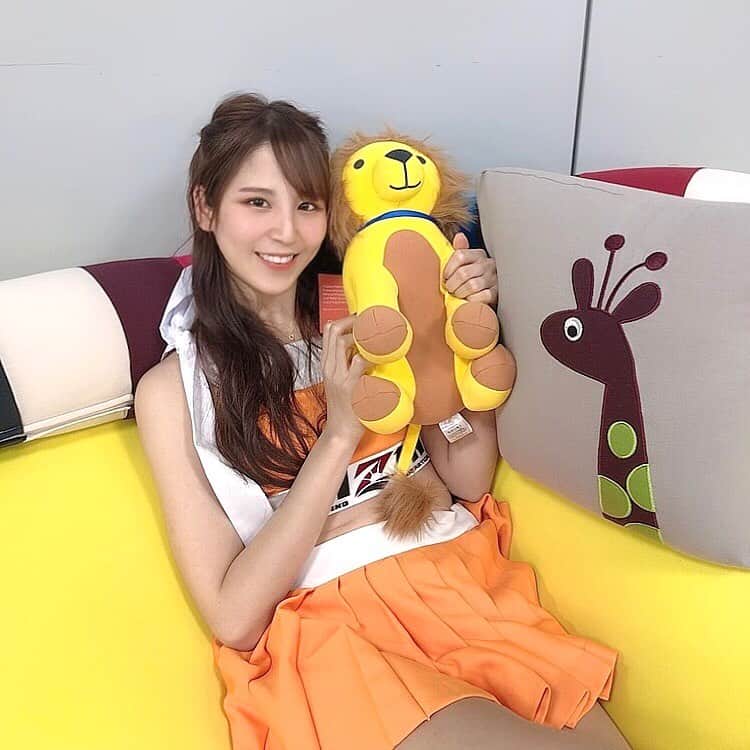 のインスタグラム：「間も無くyogibo presents  #RIZIN26 が始まります📣🌟 さいたまスーパーアリーナで一緒に熱くなりましょう〜🔥  会場に来れない方は… ▷全試合生中継📱📺 →RIZIN LIVE ※第3試合〜第5試合にみさみさと出演します📣🌟 →スカパー！ ▷地上波📺フジテレビ系列全国放送　  →18時から✨  2020年大晦日はRIZINで盛り上がりましょう🤭🧡  #RIZIN #RIZINff #RIZIN26 #RIZIN2020  #MMA #kickboxing  #ringgirls #ringgirl #roundgirl #modellife #dreamjob #costume #orange #japan_of_insta #japanesegirl #japanesemodel #likeforlikeback #followers #portraitmodel #selfiequeen  #RIZINガール  #ラウンドガール　#総合格闘技 #キックボクシング #コスチューム　#レースクイーン  #五十川ちほ　#ちーころ」