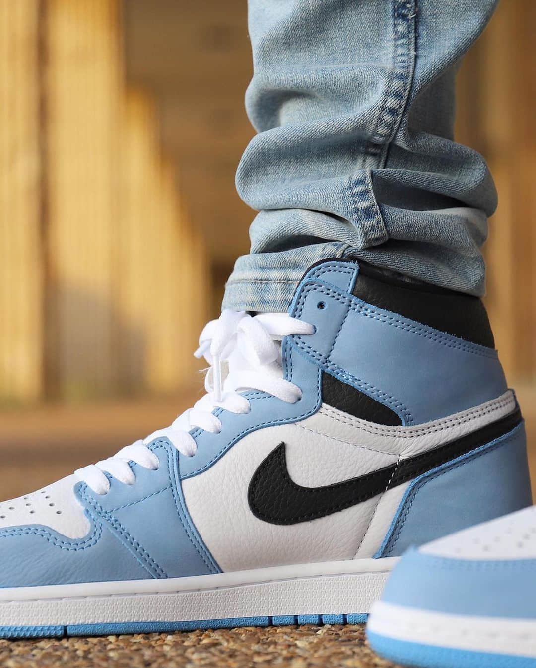 Sneakgalleryさんのインスタグラム写真 - (SneakgalleryInstagram)「The Air Jordan 1 #UniversityBlue on feet 🥶🥶 These are dropping in full family sizing February 20th.」12月31日 12時59分 - sneakgallery