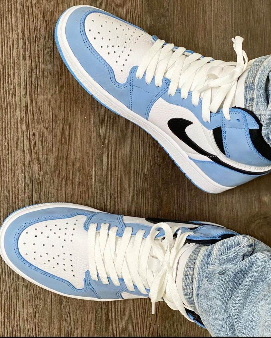 Sneakgalleryのインスタグラム：「The Air Jordan 1 #UniversityBlue on feet 🥶🥶 These are dropping in full family sizing February 20th.」