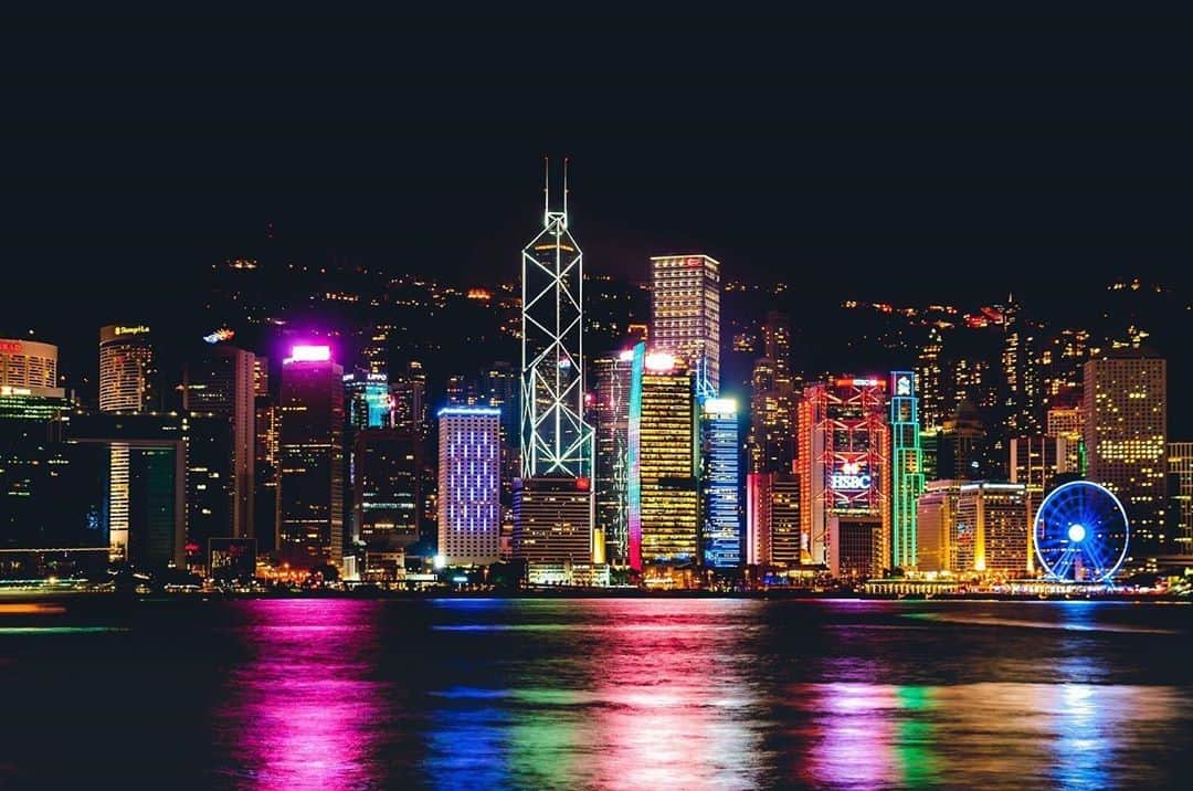 Discover Hong Kongさんのインスタグラム写真 - (Discover Hong KongInstagram)「The colourful, kaleidoscopic chorus of lights makes our favourite skyline a spectacle! 維港天際線五光十色，令人一見難忘。 📷: @jay.phuc.photography #DiscoverHongKong #repost」12月31日 13時00分 - discoverhongkong