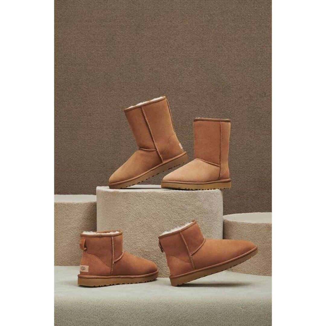 UGGさんのインスタグラム写真 - (UGGInstagram)「長年に渡って愛されているUGG®のクラシックブーツ。ラグジュリーなシープスキンのアッパーは、保温効果が高く、履き心地も快適で、一度履いたら手放せないアイテム。ロング丈、ミドル丈、ショート丈など、イメージやスタイルに合わせて選んでみて！  #UGGブーツ #UGGJapan #アグ #アグブーツ #ブーツコーデ #ムートンブーツ #足元コーデ #シープスキン #boots #uggboots #winterboots #ウィンターブーツ #防寒ブーツ #ブーツ #冬コーデ」12月31日 13時00分 - uggjapan