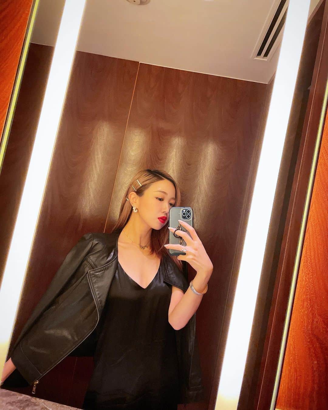 SARAのインスタグラム：「Goodbye2020💋」