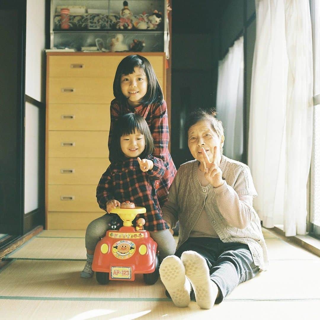 kazuyukikawaharaのインスタグラム：「『ここで種を蒔く』ver.2020（後編）  家族の形は歳月とともに変化し、その中で関係性も少しずつ変わっていくと思うけれど、きっと変わらないものがあるはずと信じて、2021年も彼女たちにカメラを向けていこうと思います。いつの日か訪れる実りの日を待ちながら。  よいお年をお迎えください。 🙏2020 ・  #hasselblad #film #filmphoto #filmphotography #filmcamera #instagramjapan #instagram #ハッセルブラッド#tokyocameraclub #igersjp #Pics_Film_ #shotonfilm #kodak #kodakportra400 #kodakfilm #lifewithkodak #kodakprofessional #madewithkodak  #inspiredwithhasselblad #grandmother #filmphotomag」