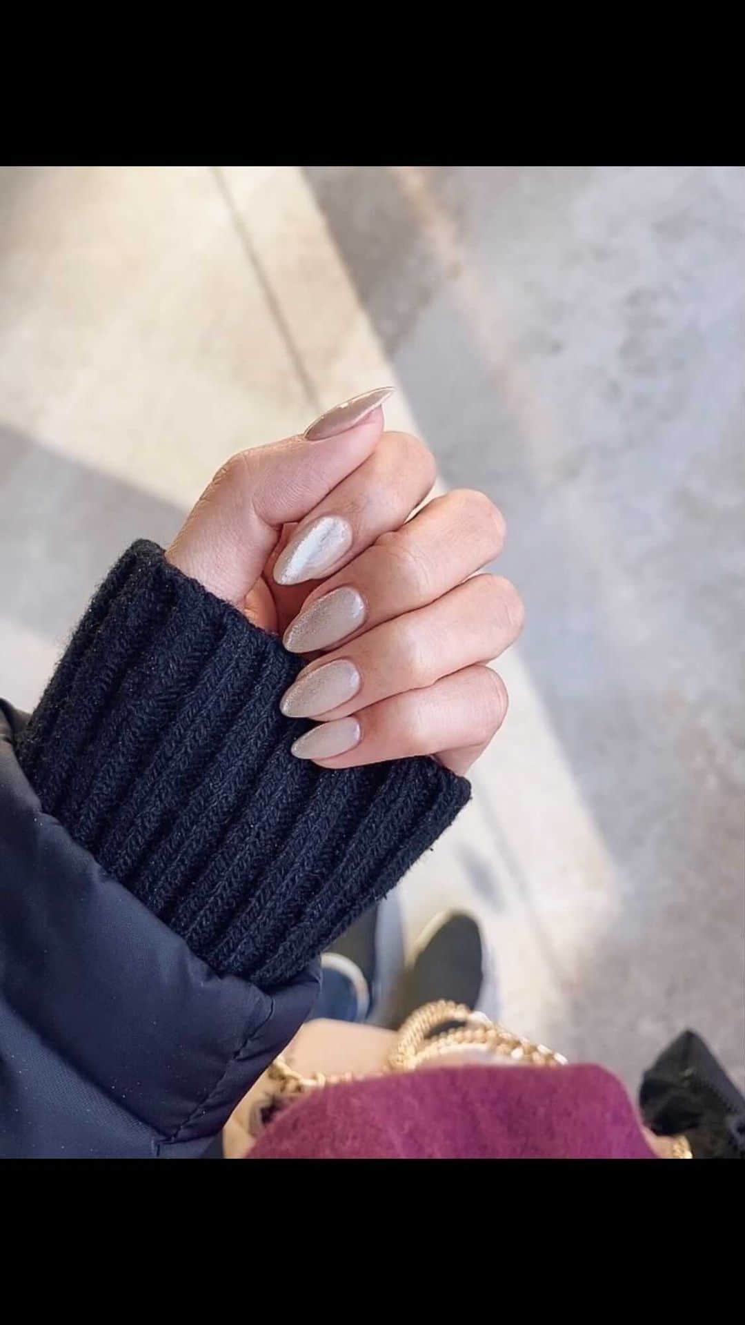 倉園由菜のインスタグラム：「💅  年内に綺麗にしておきたくて駆け込んだ。笑 グレージュのマグネットかわいい☺️  #nail #ネイル #マグネットネイル #マグネットネイル動画 #マグネットジェル #グレージュネイル #シンプルネイル #ワンカラーネイル #キラキラネイル #冬ネイル #冬ネイル」