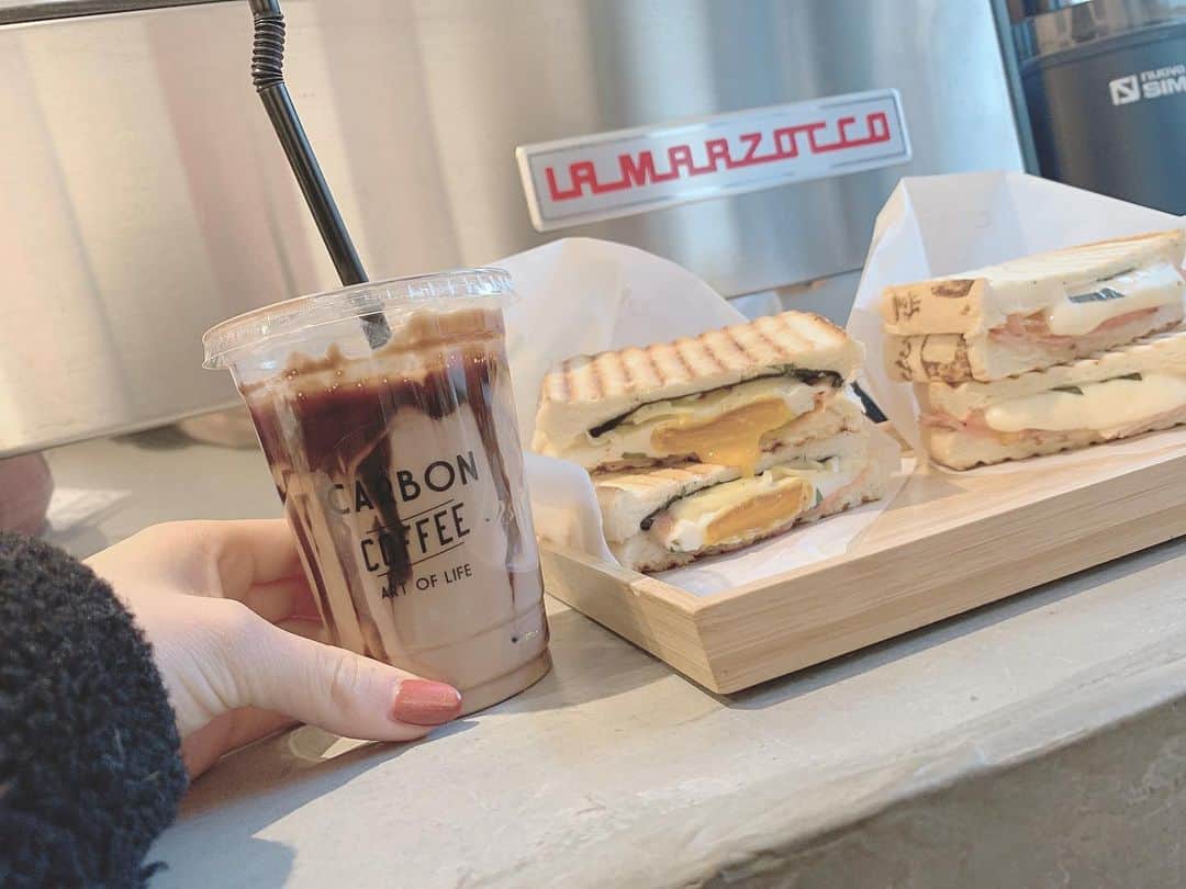 高木悠未のインスタグラム：「カフェとかインスタで調べて行くのが好きっちゃん🍔  @carbon_coffee   #福岡カフェ #福岡ランチ #大名カフェ #今泉カフェ #天神カフェ」