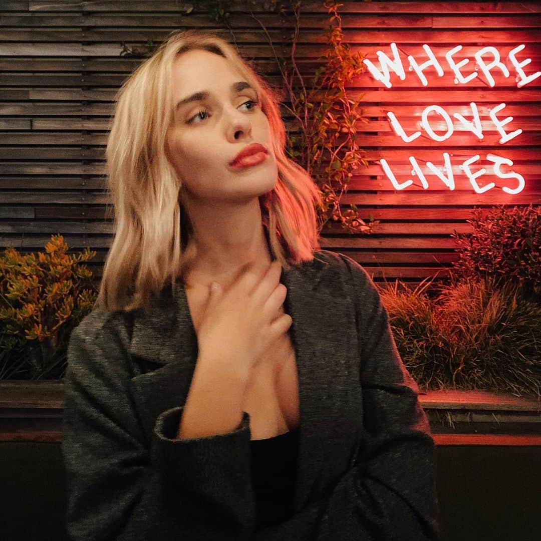 のインスタグラム：「cheers to 2020 almost being over」