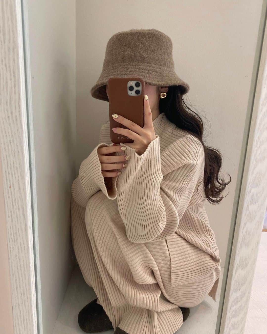 kannnaのインスタグラム：「今年最後の出勤の日のコーデ🤍🤍 別々でも着れるし楽かわです〜  チラッと見えてるスリッパは 事務所で履いてるよことおそろのモフモフスリッパです✌🏻」