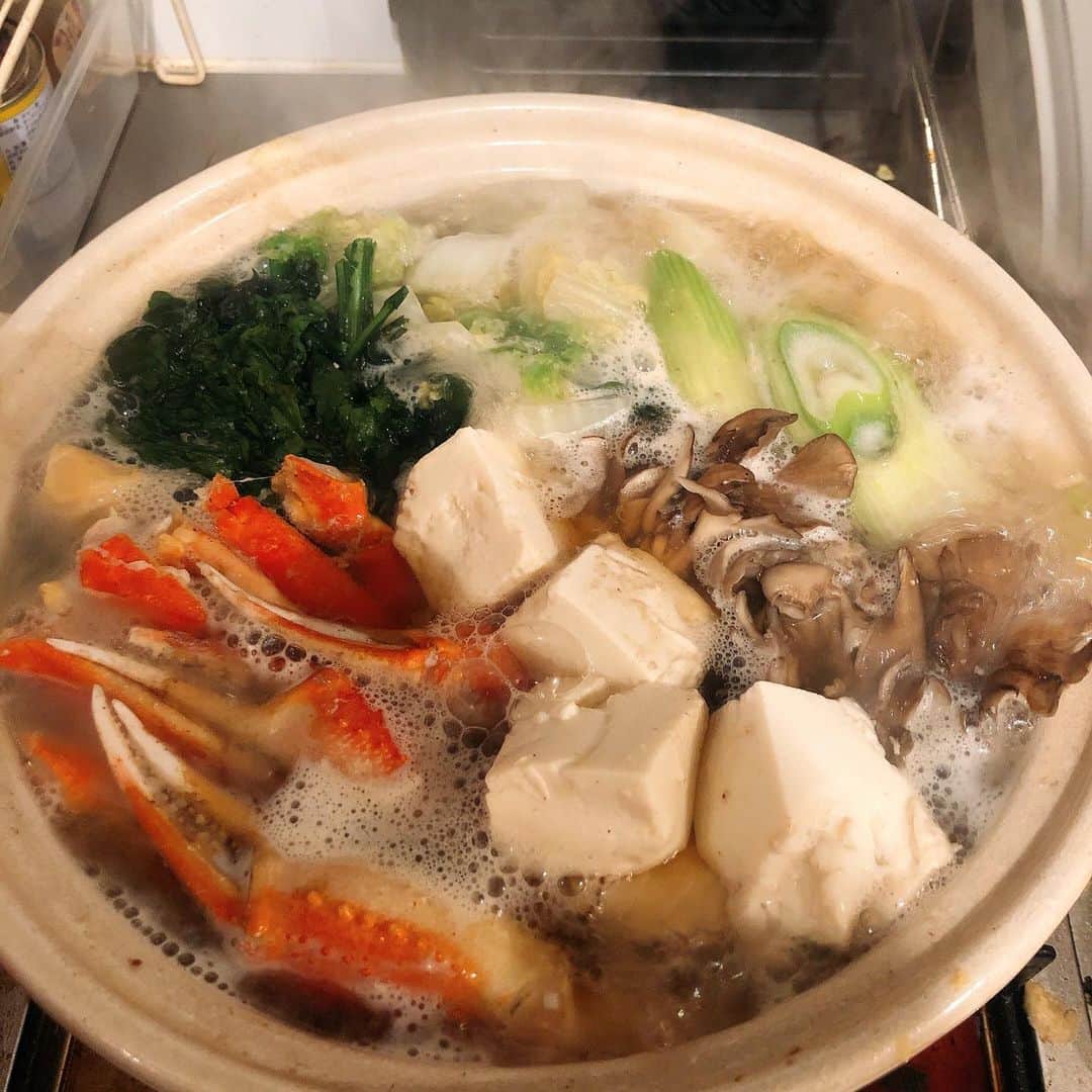 美甘子さんのインスタグラム写真 - (美甘子Instagram)「昨夜は実家から送られてきた蟹🦀で、カニ鍋。今日のお昼はカニ雑炊にしよう。」12月31日 13時13分 - rekish_mikako