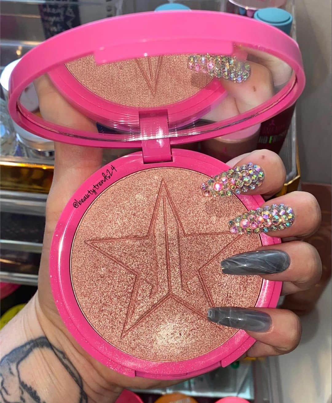 Jeffree Star Cosmeticsさんのインスタグラム写真 - (Jeffree Star CosmeticsInstagram)「Just Peachy 🍑 @beautytrends24 showing off our #SKINFROST in the shade Peach Goddess 🌟   #jeffreestarcosmetics」12月31日 13時13分 - jeffreestarcosmetics