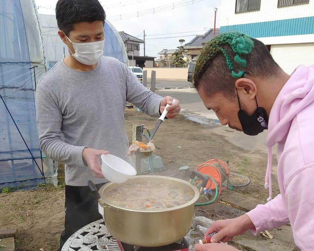 前口太尊さんのインスタグラム写真 - (前口太尊Instagram)「おとといは毎年年末参加させてもらってる、試合もしたことある青津潤平さんのセカンドハウスでお餅つきでお手伝いもしてきました😆  レオも初参加！だけど途中で帰り乗り捨てました😊  いつもお米も青津さんが作ってる『青津米』を食べてます‼️  とっても美味しいんです‼️  来年も宜しくお願い致します🎶」12月31日 13時16分 - tyson0925