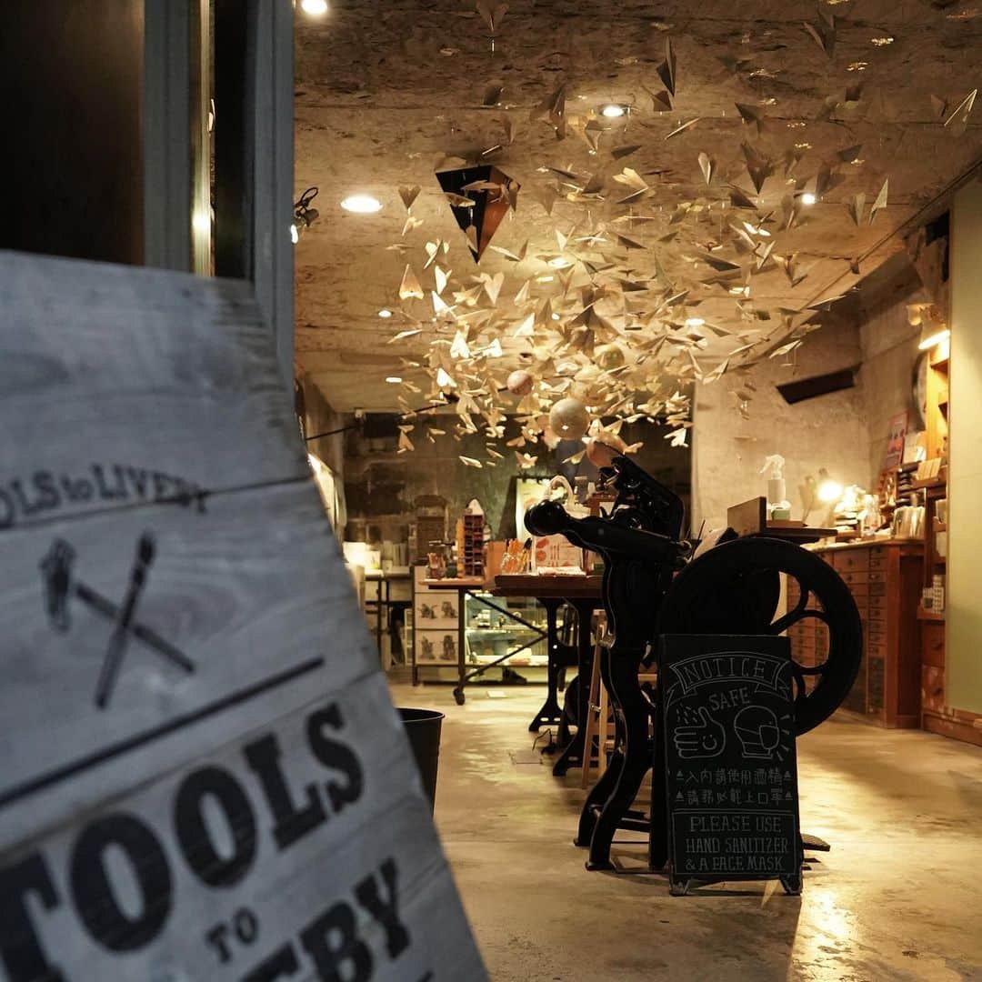 TOOLS to LIVEBY / 禮拜文房具のインスタグラム：「. 新年快樂！ Happy New Year！  2021元旦假期除了樂利店元旦店休之外， 其他日期均維持正常營業喔！  2021 New Year's Holiday Shop Hours Adjustment  台北樂利店 2021/1/1(五) 店休一日 2021/1/2(六) 12:00～21:00  2021/1/3(日) 12:00～19:00  高雄駁二店 營業時間維持不變 2021/1/1(五) 12:00～19:00 2021/1/2(六) 11:00～20:00  2021/1/3(日) 11:00～20:00  網路商店元旦連假訂單將於2021/1/4(一) 開始陸續出貨。  祝各位都有個美好假期！  www.toolstoliveby.com.tw」