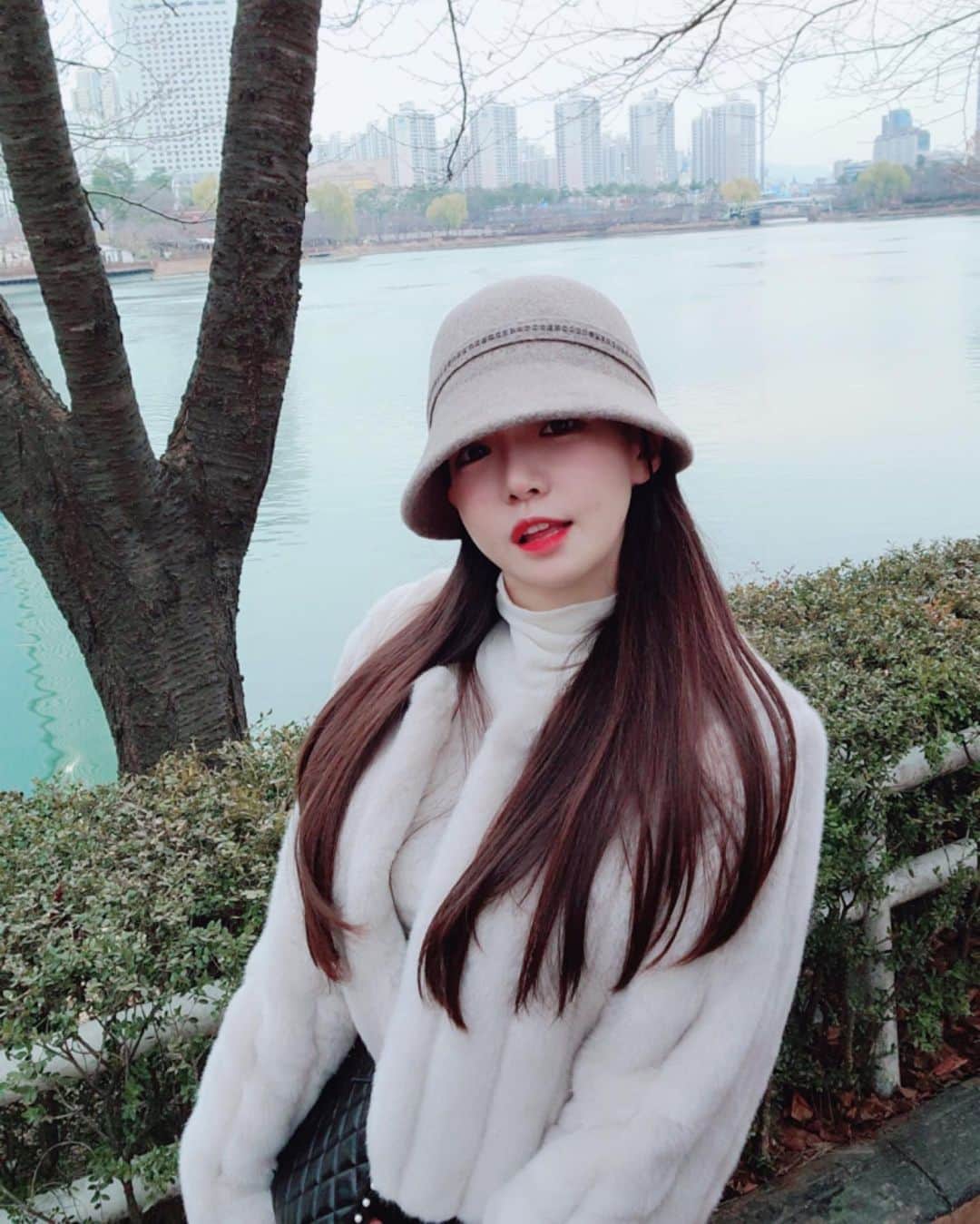 ウンソルのインスタグラム：「힘들었던 한 해 다들 마무리 잘하구 2021년엔 행복한 일만 있길 바랄게여❤️」