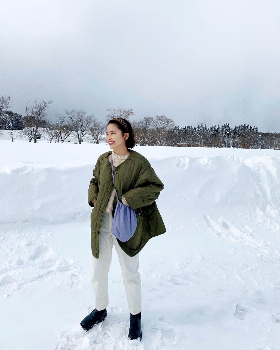 井村亜里香のインスタグラム：「今日で2020年もラスト。 青森は雪がすごいです⛄️❄️ 今年はとんでもない年だったけど 色んな気づきが生まれた年でもありました！ 風の時代がスタートして 来年はいい年になると個人的に思ってます🪐 お世話になった皆様ありがとうございました♡ 来年もよろしくお願いします🎍✨ ・ #2020#aomori#aomoricity#snow  #freaksstore#code#codenate#QUILTJKT #青森#雪国コーデ#雪国 #雪景色#キルティングコート  #コーデ#フリークスストア#アウター #フリークスストアスタイリング」
