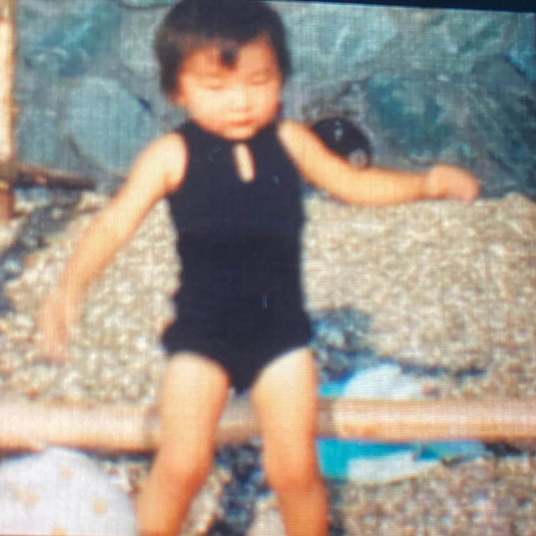 池田鉄洋のインスタグラム：「水着もこれなんだけど！  ちなみに小学校4年まで長髪で、「切りたい」っていっても切らせてもらえなかった。理由は「似合うから」で、「切りたい」「切らせない」で喧嘩した。 頑なだったなあ、母。  と言うか、 なんかの実験？」