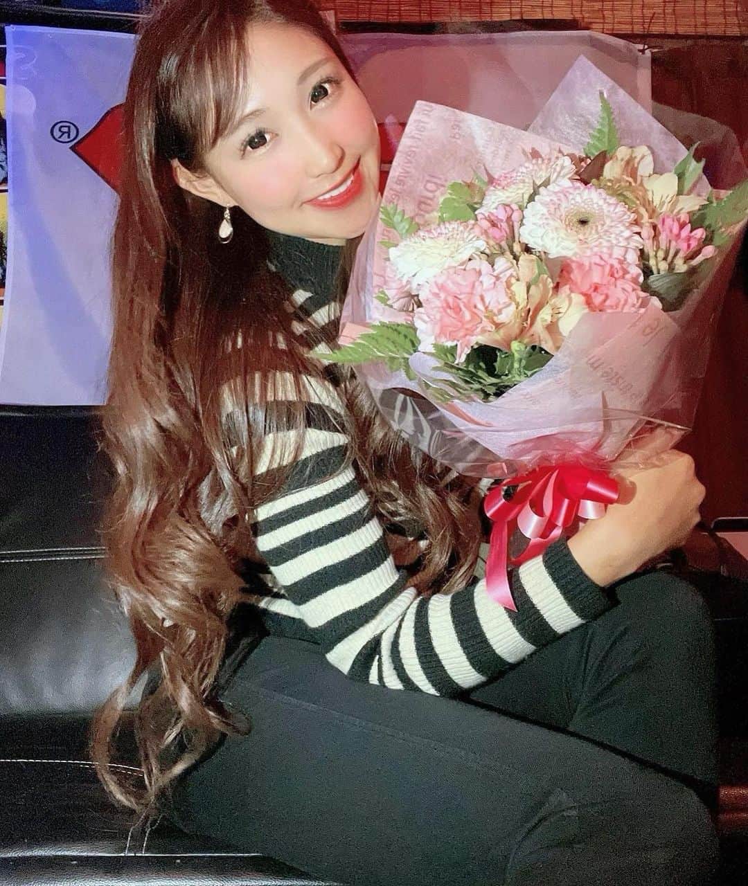 りえちのインスタグラム：「大晦日☺️ 移動中〜☺️  昨日の夜は弟とたくさん話ができた！🍻 あまり会えないけど私のこと忘れちゃだめよ。笑 今年は色々な経験ができました。  来年も私、幸せだと思うなぁ。  周りのみんなが幸せになれますように！って 神社で毎年お祈りしてるのだけど、🤫 自分の事祈るの毎回忘れちゃうんだよね🤫笑　 今年は忘れないようにします笑  誕生日１０日間以上祝われてるから写真はたくさんだ笑 一部載せとこっと✨  この日は大好きなアーティスト仲間達がお祝いしてくれた👏夏ごろからずっとりえちの誕生日会しよう！って言ってくれてたんだ👏いつもありがとう！  みんなが来年も幸せになりますよーに😆  #ゴルフ女子 #ゴルフ女子と繋がりたい #ゴルフすきな人と繋がりたい #ゴルフ初心者 #女子ゴルフ#タビジョ #ハッピーガール #ゴルフ #ゴルフスイング #ゴルフスタグラム #ゴルフだいすき #golfgirl #japanesegirl #誕生日 #2020」