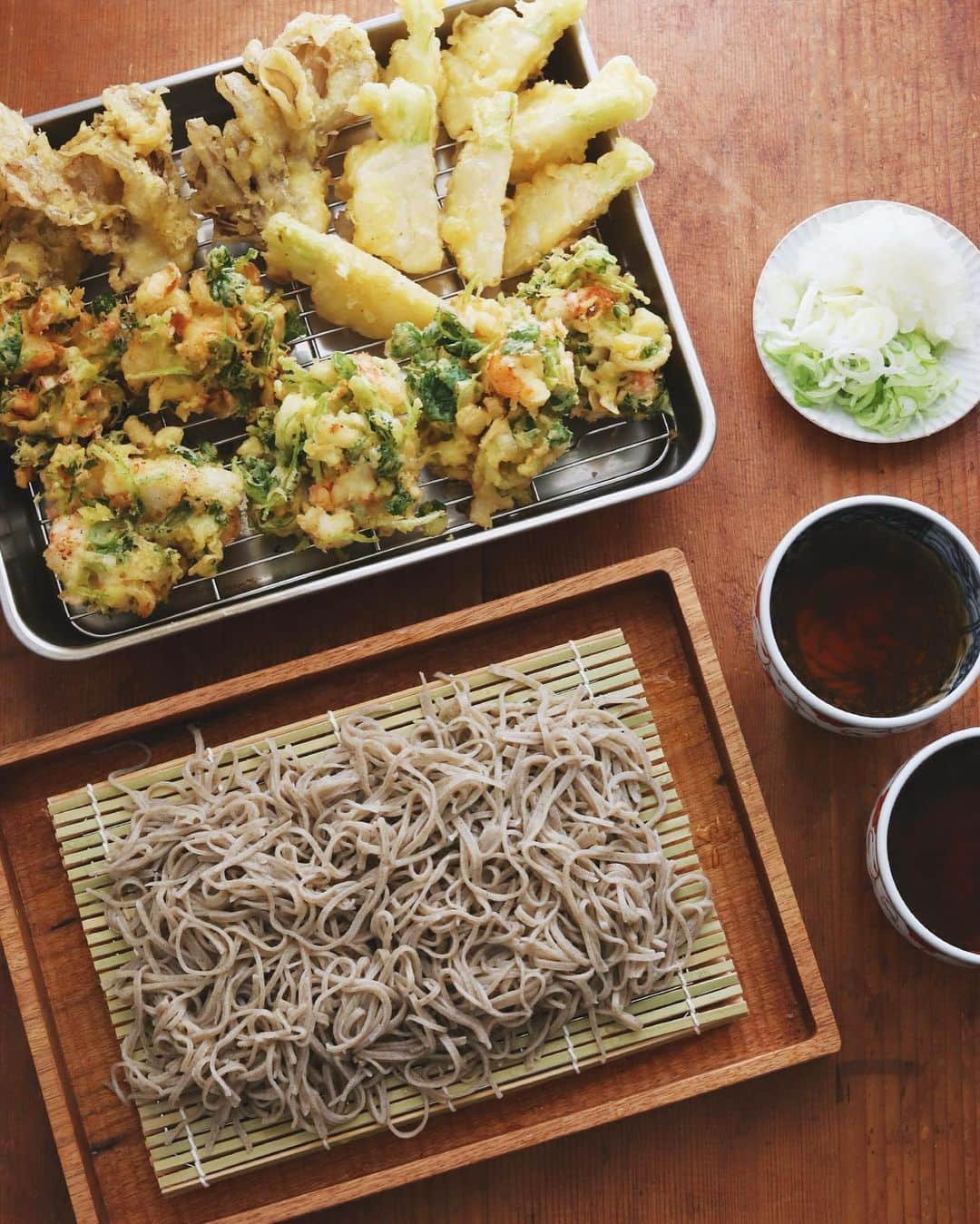 樋口正樹さんのインスタグラム写真 - (樋口正樹Instagram)「toshikoshi soba . 大晦日のお昼ご飯に年越し蕎麦。 蕎麦は長野の塩尻の本山宿ので ここ数年の年越しはこの蕎麦で 美味しくてかなりのお気に入り😋 . 揚げたての天ぷらは舞茸、カブ、 エビと三つ葉とネギのかき揚げ。 . みなさま、どうぞ良いお年を〜 . . #年越しそば #年越し蕎麦 #天麩羅 #かき揚げ #天ぷらそば #天ざる蕎麦 #蕎麦 #そば #本山宿 #本山そばの里 #そば切り発祥の地 #塩尻市 #長野県グルメ #年越し麺 #樋口さんちで麺類 #soba #tempura #tempurasoba #toshikoshisoba」12月31日 13時25分 - higuccini