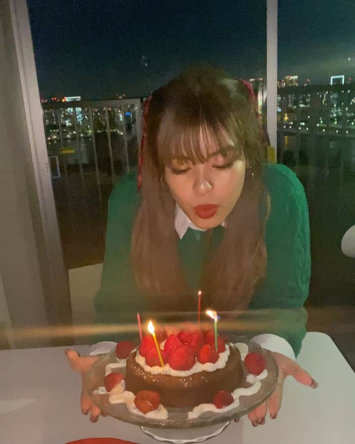 のインスタグラム：「Big Thanks🥺🥺🥺🍓 ___________Love u guyz🧸🪄💫 #Xmas2020 #hbdtome🎉」