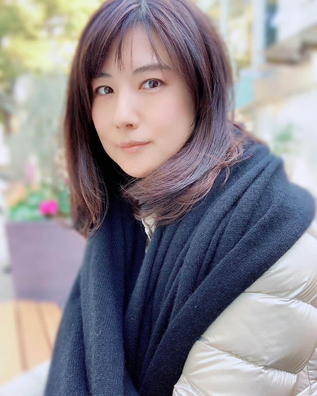 中江有里さんのインスタグラム写真 - (中江有里Instagram)「年越し前に、美容院。  歳を重ねた記念でカラーリングしてみました。  写真だとかなり明るく見えますが、メッシュカラーといって筋状に色を入れているので、立体感が出て自然な感じ。  よいお年をお迎えください。  #中江有里」12月31日 13時26分 - yurinbow1226