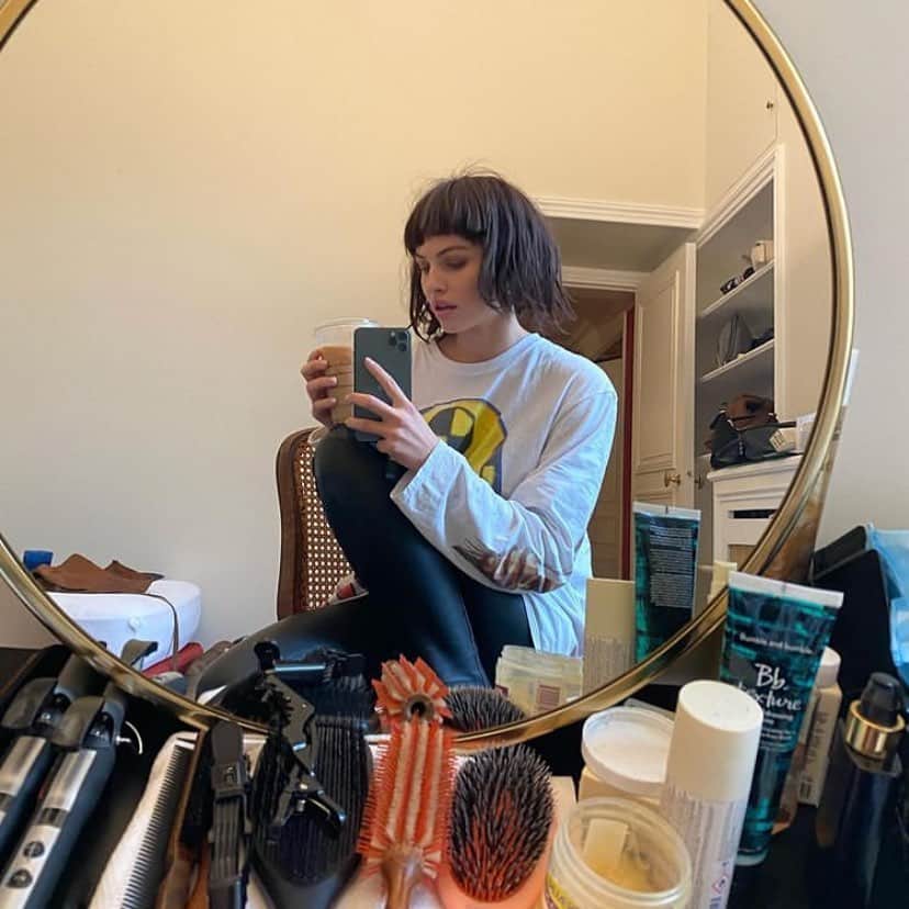 のインスタグラム：「2020年もありがとうございました✨ 今年もメイクの仕事いただけて感謝でした🍀 美容は知れば知るほどおもしろい けどもっと知りたいと思うと洋書和訳なしで読めって言われてるくらい急に難しくなる 何語？ってゆう単語多すぎ特に成分と効果w 2021年は把握できる様にyeah!!!!٩( ᐛ )و✨  #来年もよろしくね #☀️ #写真は別人です #すみません #thylaneblondeau  様」